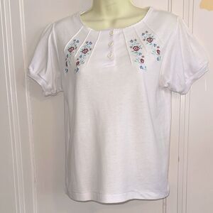 Vintage 80s/90s Northern Isles White Embroidered Floral Short Sleeve Knit Top‎